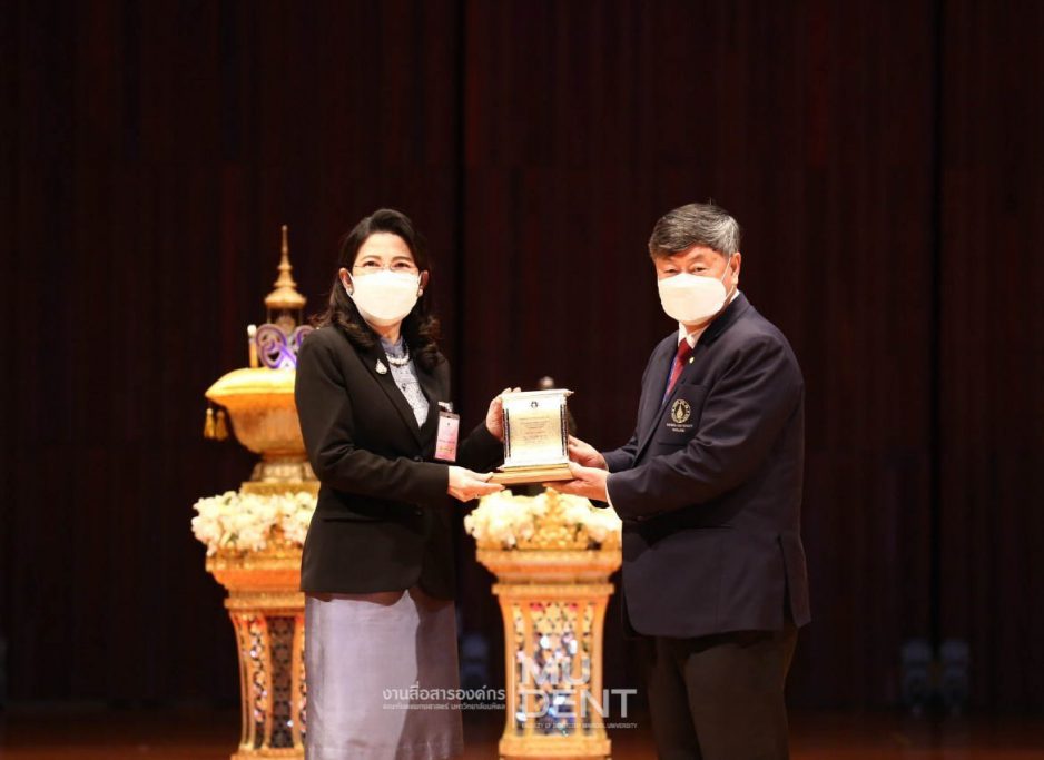 คณะทันตแพทยศาสตร์ มหาวิทยาลัยมหิดล ร่วมวางพานพุ่มถวายสักการะพระบรมรูป สมเด็จพระมหิตลาธิเบศร อดุลยเดชวิกรม พระบรมราชชนก และร่วมแสดงความยินดี กับคณาจารย์ผู้ได้รับรางวัล ในงานครบรอบ 53 ปีวันพระราชทานนาม และ 134 ปี มหาวิทยาลัยมหิดล