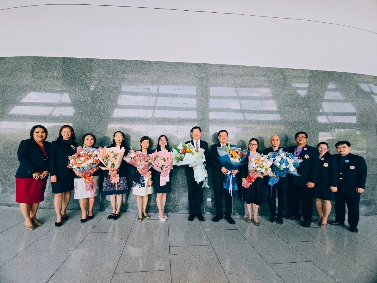 คณบดีคณะทันตแพทยศาสตร์ มหาวิทยาลัยมหิดล ร่วมแสดงความยินดีแก่ผู้ได้รับรางวัลในงาน 56 ปี วันพระราชทานนาม 137 ปี มหาวิทยาลัยมหิดล