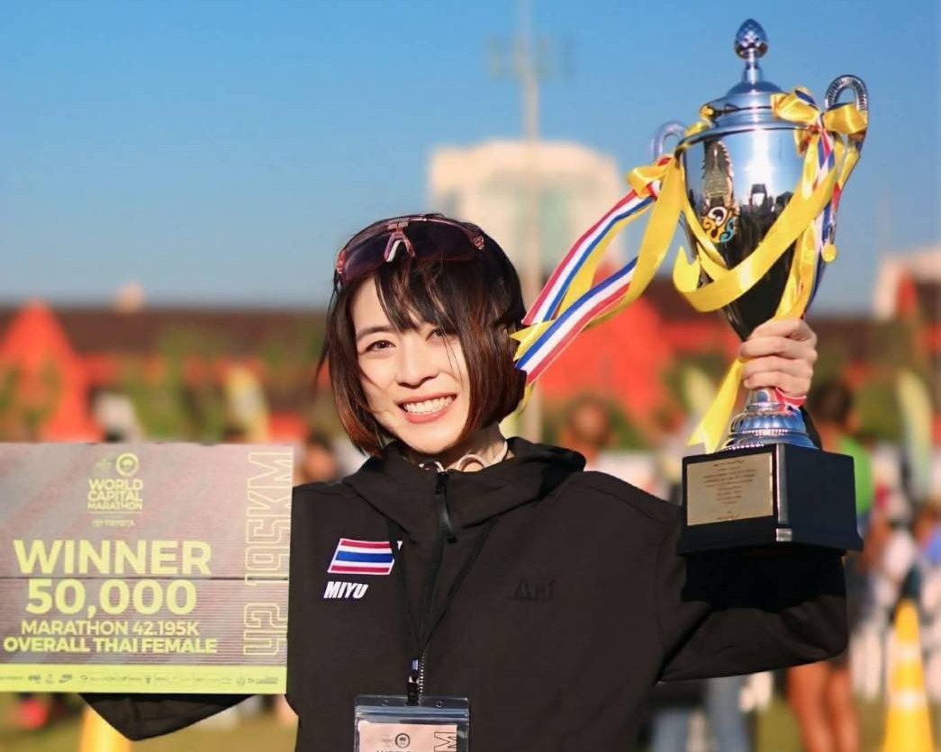 ศิษย์เก่าคณะทันตแพทยศาสตร์ มหาวิทยาลัยมหิดล มอบเงินรางวัลชนะเลิศการแข่งขันวิ่งมาราธอน ออลไทยหญิง Marathon 2025 สมทบทุนมูลนิธิโรงพยาบาลสงขลานครินทร์ เพื่อช่วยเหลือผู้ประสบอุทกภัยภาคใต้