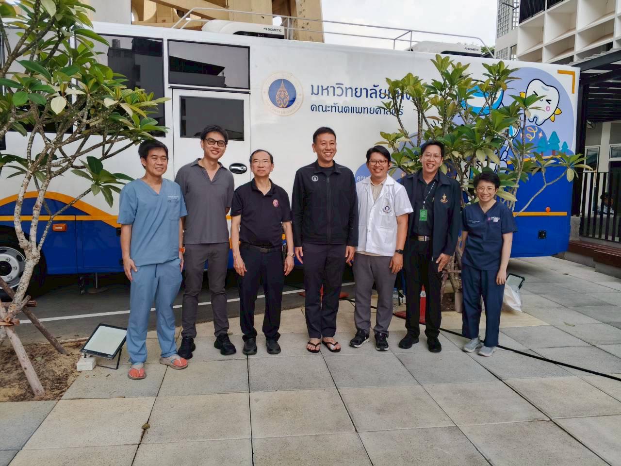 คณะทันตแพทยศาสตร์ มหาวิทยาลัยมหิดล ผนึกกำลังเครือข่ายแพทย์อาสาฯ ลงพื้นที่ส่งมอบรอยยิ้ม ตรวจสุขภาพช่องปากให้คนไร้บ้าน